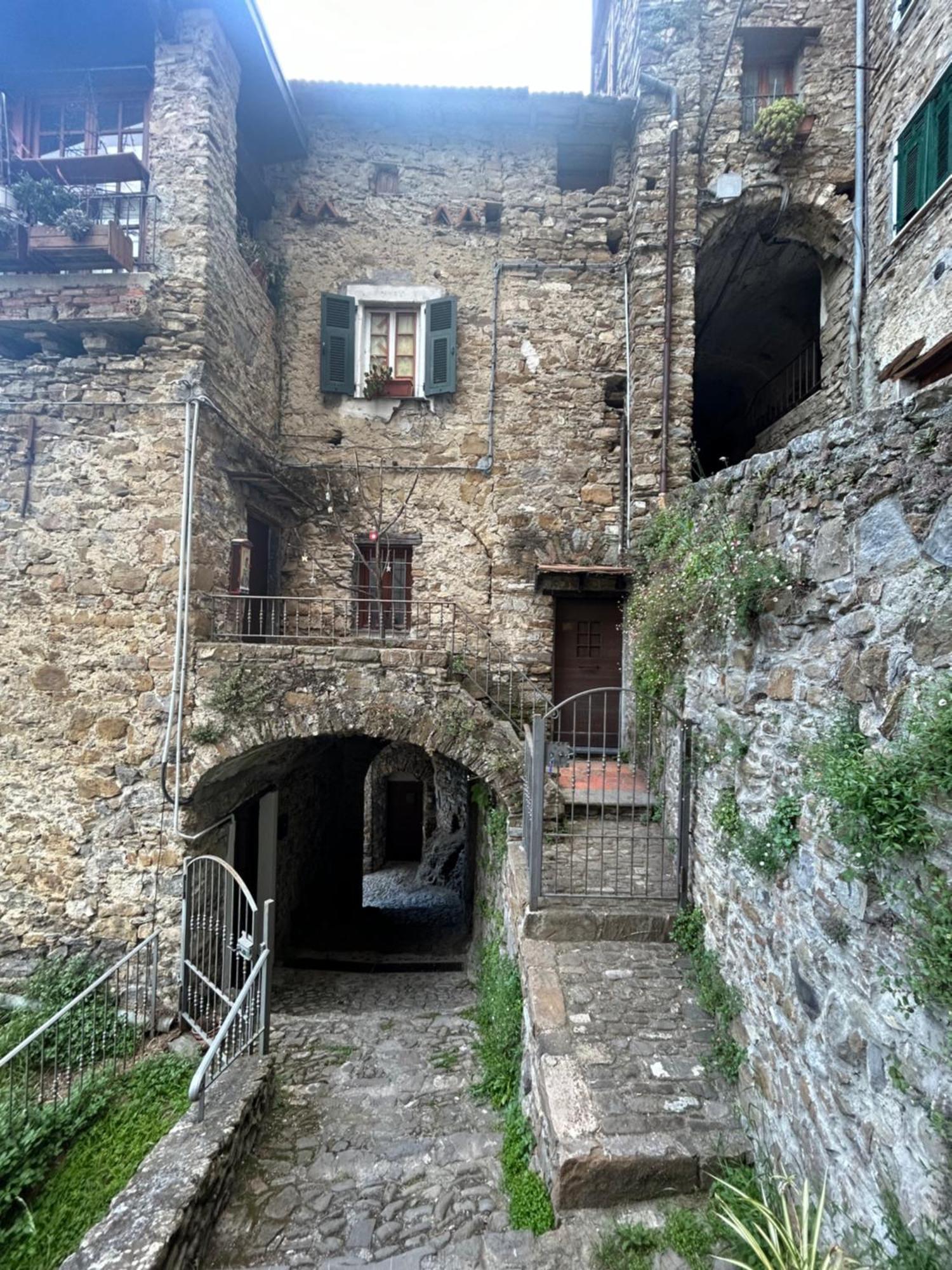 Le Chat Apricale Buitenkant foto