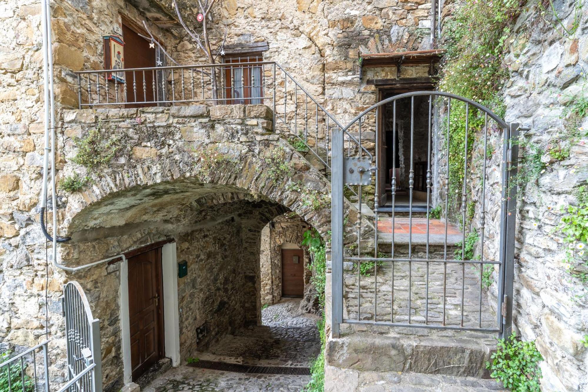 Le Chat Apricale Buitenkant foto